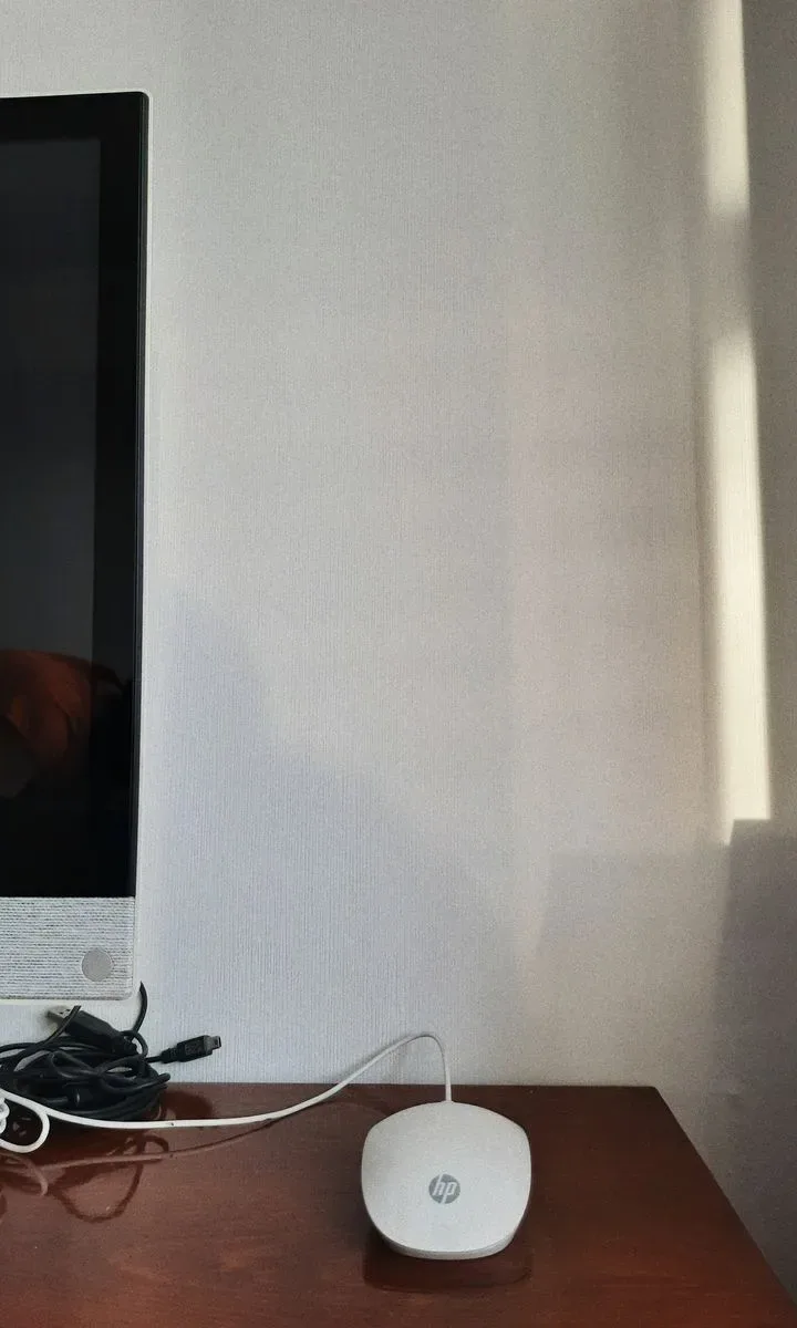 Cómo evitar que tu casa parezca desordenada y sucia Un escritorio limpio con cables ocultos y organizados bajo la mesa, mostrando cómo tapar los cables para evitar el desorden visual.