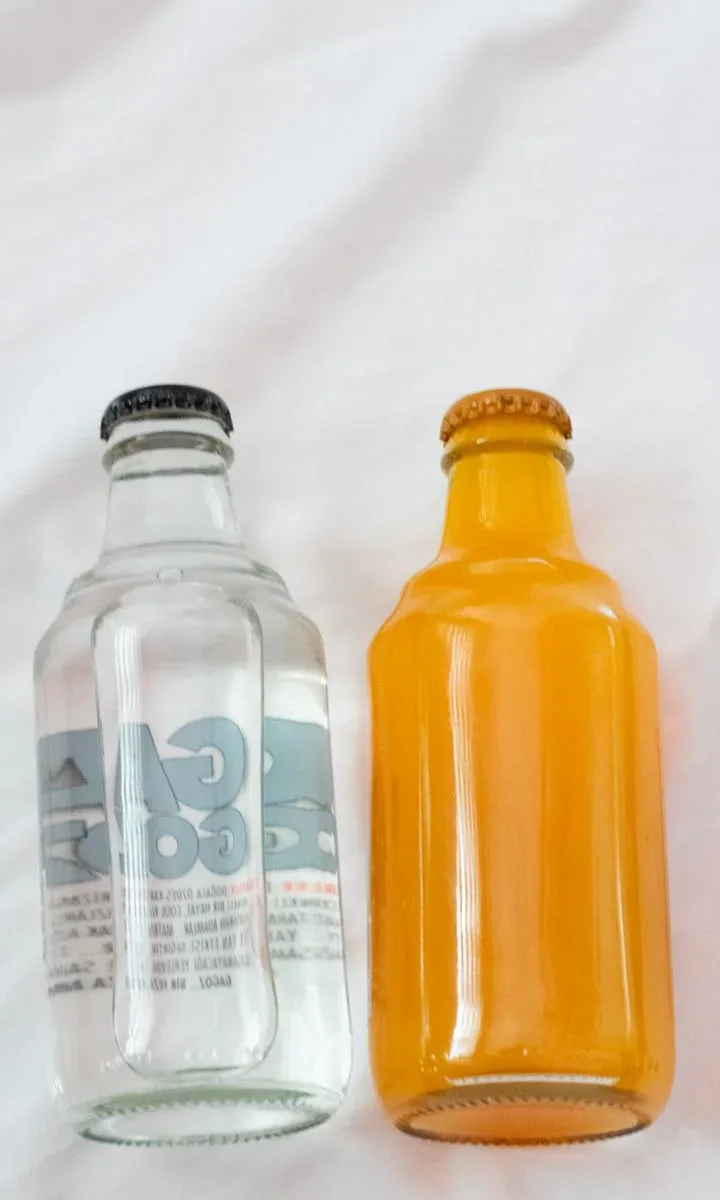 Trucos de limpieza heredados de las abuelas que siguen funcionando. Recipientes con bicarbonato de sodio y vinagre blanco sobre una mesa de madera, ingredientes clave para los trucos de limpieza caseros y ecológicos.