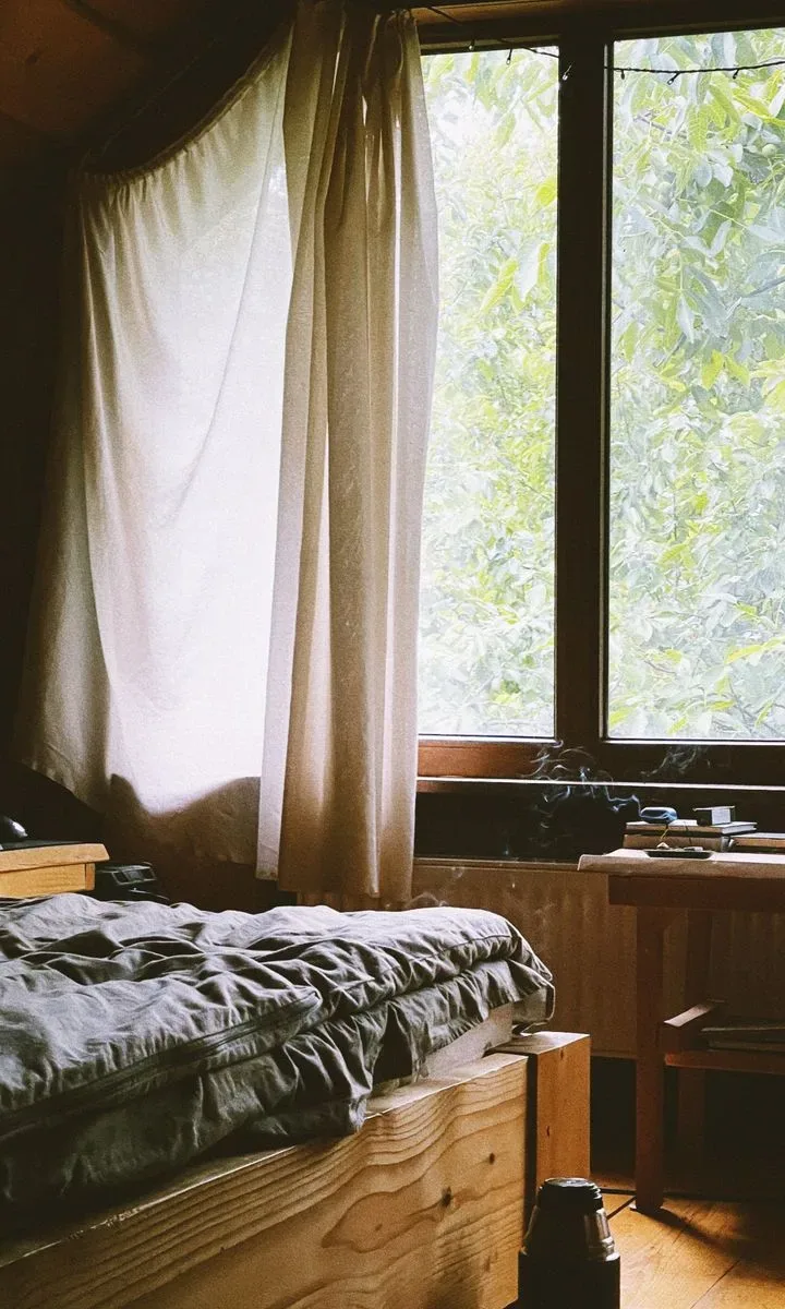 Estos son los mejores trucos caseros para evitar que las ventanas transpiren en invierno Deshumidificador eléctrico pequeño en una habitación junto a una ventana, mostrando el uso de deshumidificadores para eliminar la humedad del hogar.