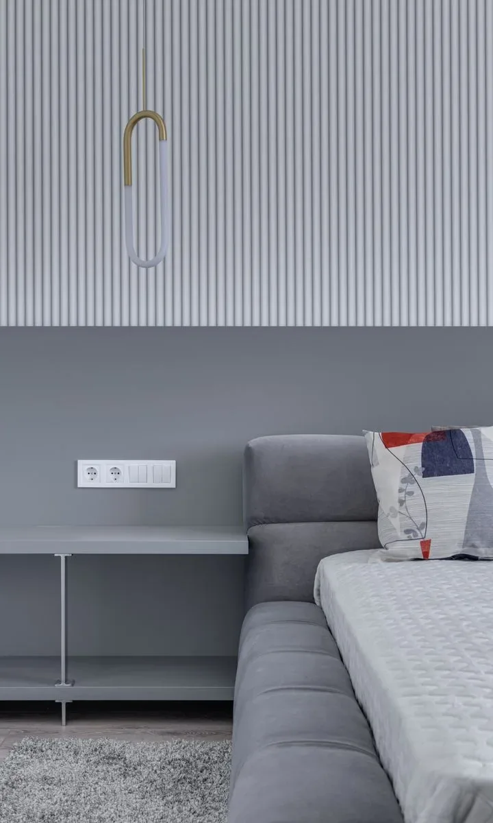 Un sofá cama plegable en un salón pequeño, con cojines coloridos y una mesa de centro que funciona como baúl, maximizando el espacio.