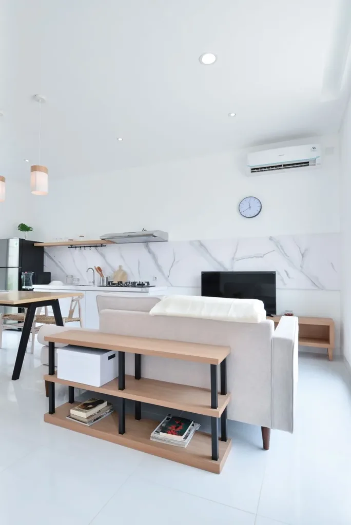 Un departamento ordenado y minimalista con estantes organizados y superficies despejadas, representando el resultado del checklist diario.