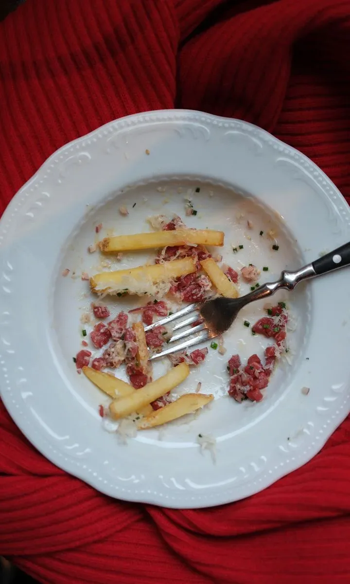 Migajas y restos de comida en el suelo de una cocina, mostrando lo que atrae a las cucarachas y cómo evitarlas.