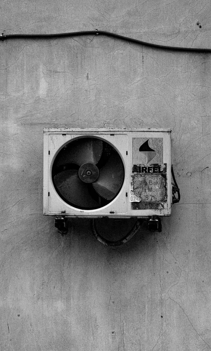Evitar el moho en el cuarto de baño Un extractor de aire instalado en el techo de un baño, destacando la importancia de la ventilación correcta para prevenir el moho.