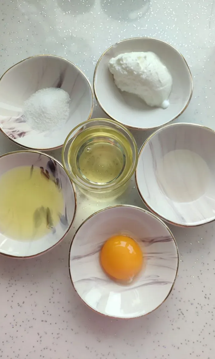 Trampa casera con bicarbonato de sodio y azúcar para eliminar cucarachas en la cocina, como remedio efectivo y seguro.