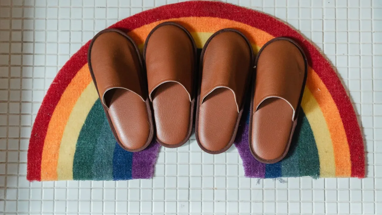 Los mejores tapetes para reducir la suciedad que entra desde la calle Tapete de microfibra absorbiendo el agua de zapatos mojados, ideal para entradas en climas lluviosos.