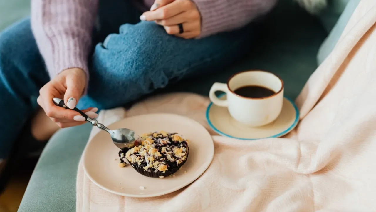 Mancha de café en un sofá de tela siendo tratada con bicarbonato de sodio, mostrando un método casero para telas y muebles.