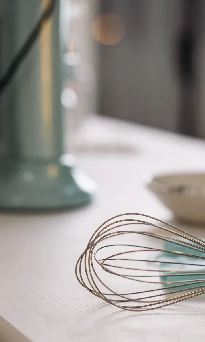 Recipiente con bicarbonato de sodio en la encimera de la cocina para absorber olores