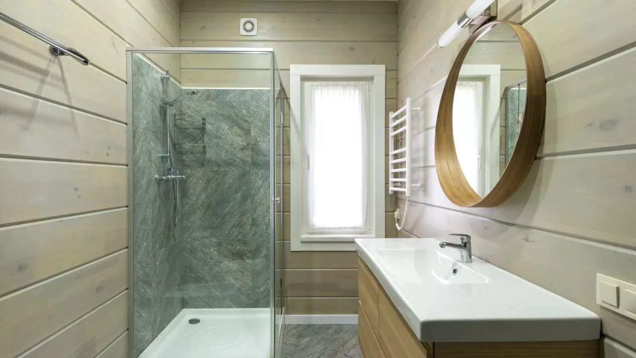 Cómo evitar que el espejo del baño se empañe constantemente: trucos y soluciones definitivas Baño moderno con calefacción y ventilación adecuadas para prevenir el empañamiento del espejo.