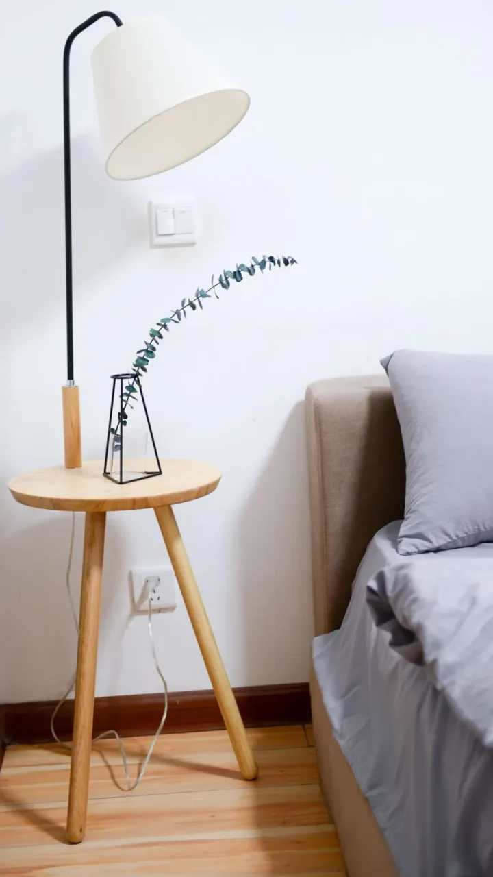 El checklist diario que mantiene cualquier departamento siempre ordenado Un dormitorio ordenado con la cama hecha y la mesita de noche despejada al final del día, representando el ritual de cierre nocturno.