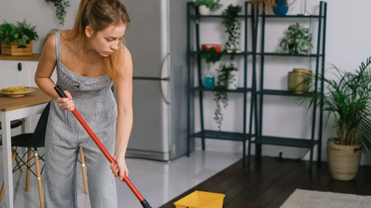 Mujer limpiando un piso de cerámica con una fregona, ilustrando el método paso a paso para pisos de cerámica o porcelanato.