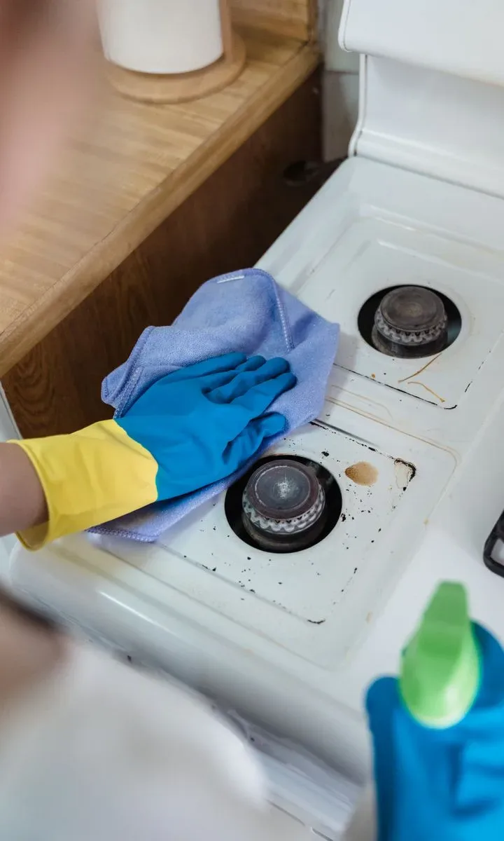 Encimera de cocina limpia y reluciente después de eliminar los malos olores