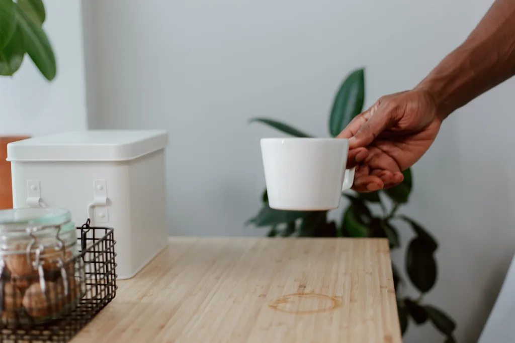 Cómo eliminar manchas de café, vino y salsa de superficies comunes del hogar
